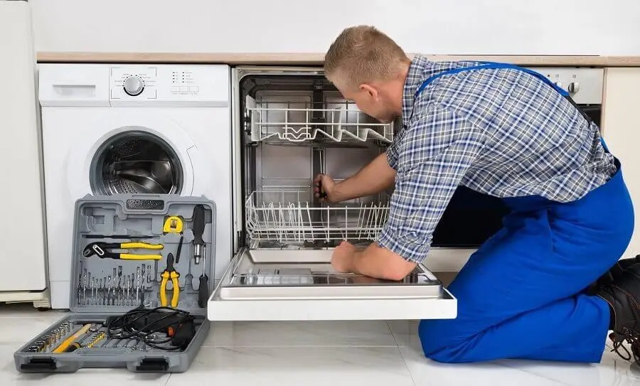 Karpuzlu General Electric servisi teknisyen ekibi beyaz eşya tamiri yaparken